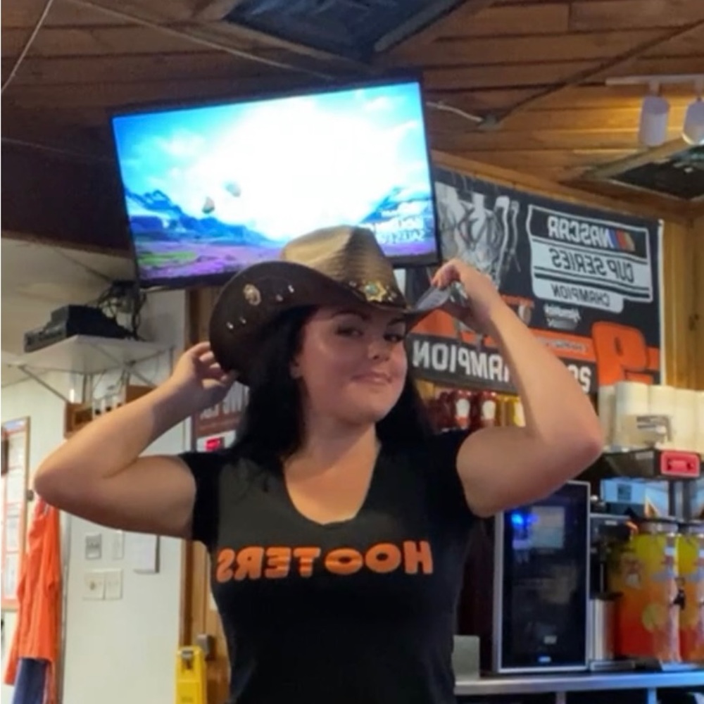 Medium Hooters V-Neck Shirt Pre-Owned